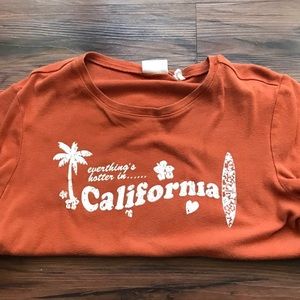 EVERYTHING’S HOTTER IN CALIFORNIA VINTAGE TEE🌞